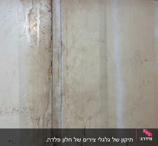 דלת מתכת ישנה עם סימני חלודה ולכלוך